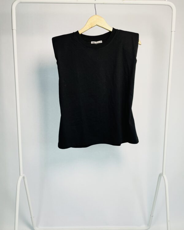 Tshirt preta com ombreira ZARA - P - VENDIDO SISTEMA OTO