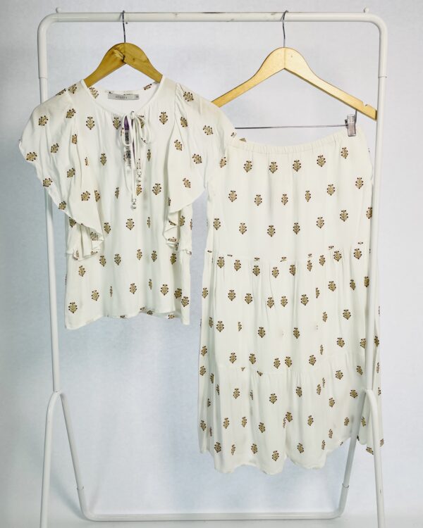 Conjunto blusa e saia midi branco com bordados dourados e vermelhos ATEEN - 38