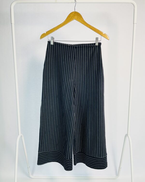 Calça preta pantacourt OH BOY - P