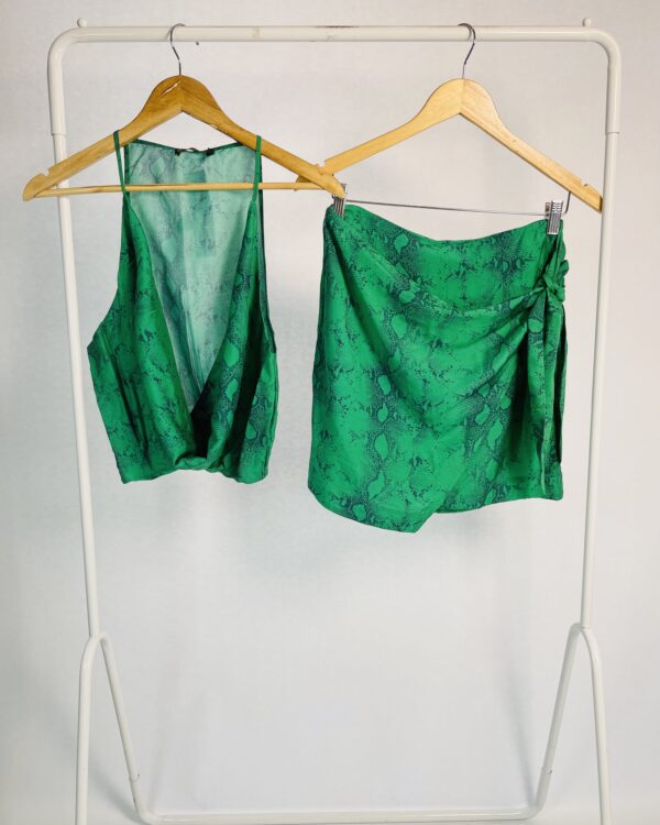 Conjunto cropped e saia verde estampa cobra VIX - M - VENDIDO SIST OTO