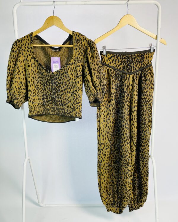 Conjunto tricot calça e blusa marrom e preta com estampa onça e fios de lurex BO.BÔ - G - VENDIDO SISTEMA OTO