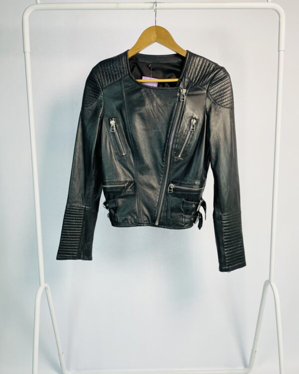 Jaqueta couro preta detalhes ziperes e fivelas - P - VENDIDO SISTEMA OTO
