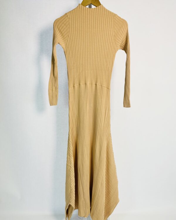 Vestido midi malha canelada bege mangas longas e gola alta EVA - P