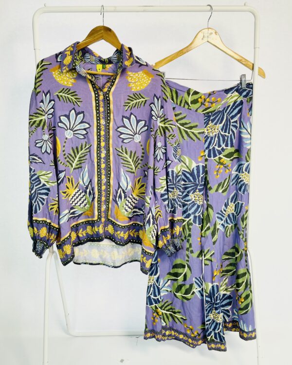 Conjunto calça e camisa roxo com flores azuis e amarelas FARM - G - VENDIDO SISTEMA OTO
