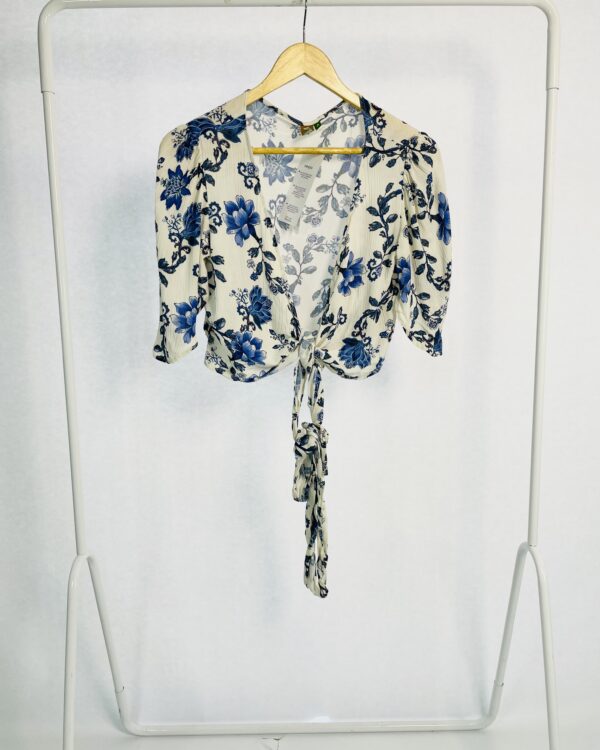 Cropped off white com estampa flores azuis FARM - M