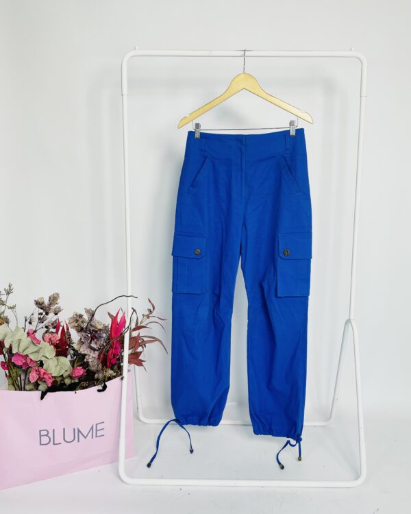 Calça sarja azul com bolsos cargo e ajuste na barra NV - 38