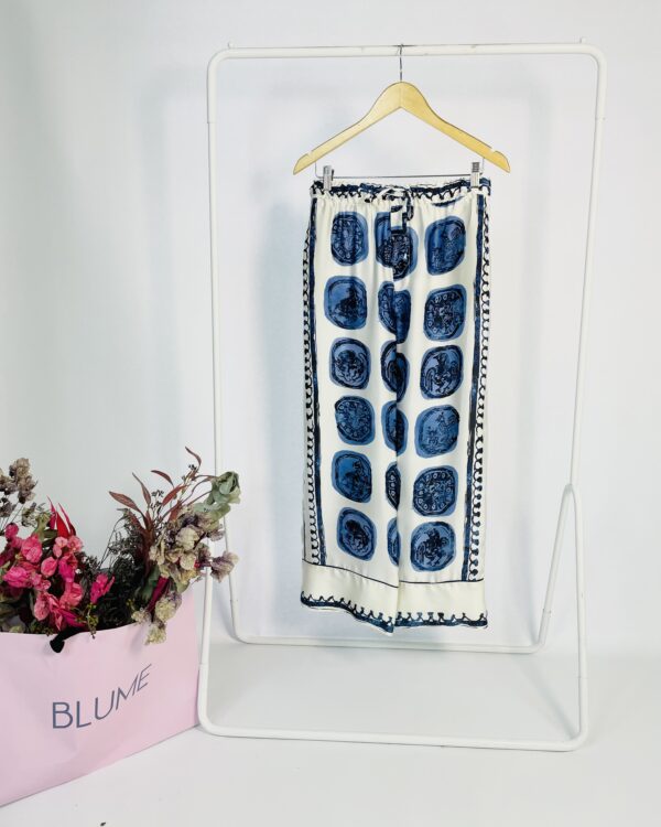 Calça branca acetinada pantalona estampa azul ZARA- P - VENDIDO SISTEMA OTTO