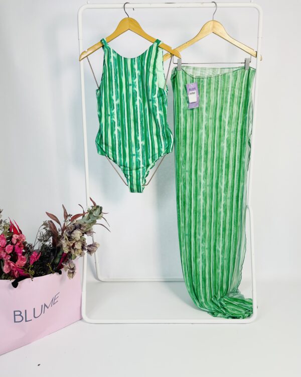 Conjunto maiô verde com estampa e pareô tule LILI SAMPEDRO - G - VENDIDO SISTEMA OTO