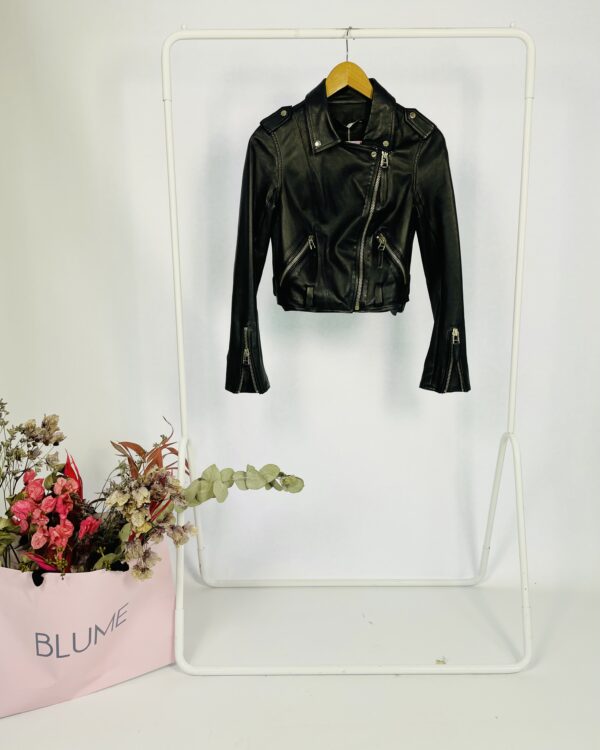 Jaqueta preta couro com zíper prata EVA - 34 - VENDIDO SISTEMA OTO