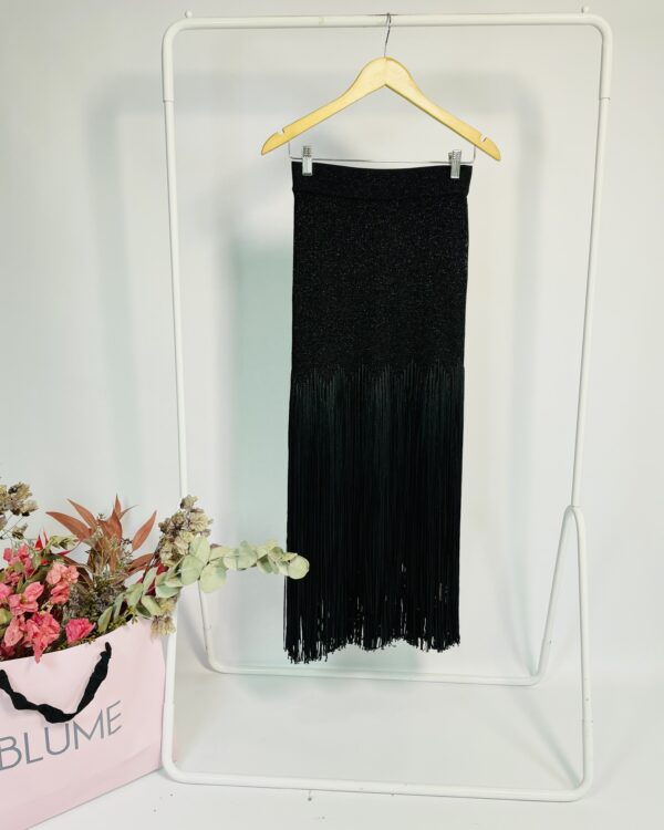 Saia midi tricot preta com franjas na barra ATEEN - P