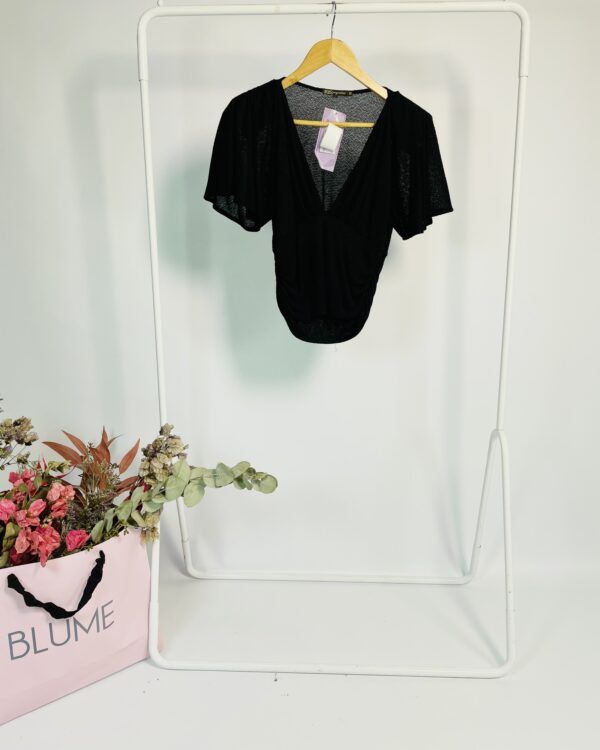 Blusa tricot preta decote v com transparência e ombreiras BO.BÔ - PP