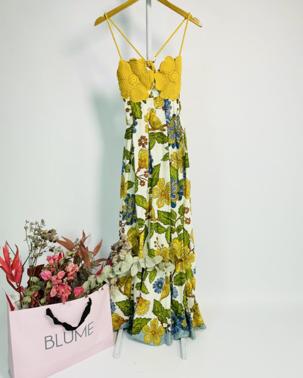 Vestido midi estampado com flor de croche amarelo no busto FARM - GG -VENDIDO SISTEMA OTO