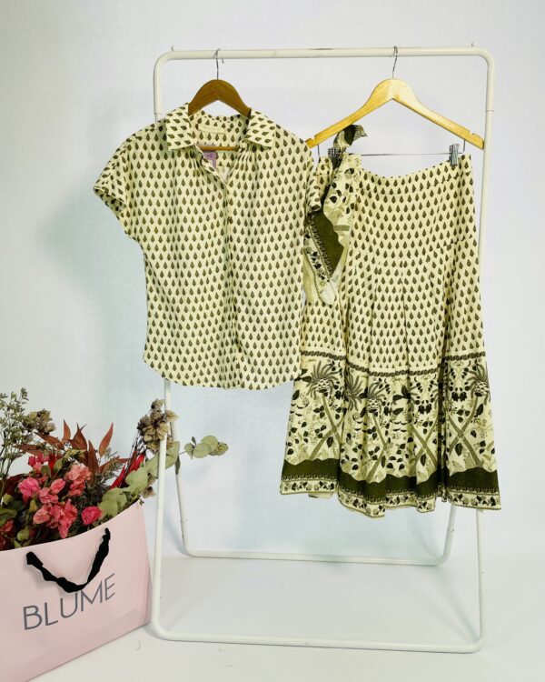 Conjunto camisa sem mangas saia midi e lenço bege com estampa verde musgo CRIS BARROS - 40 - VENDIDO SISTEMA OTO