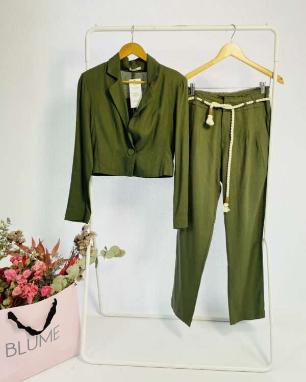 Conjunto linho blazer curto e calça verde musgo AS MARIAS - 38 *nunca usado* - VENDIDO SISTEMA OTO