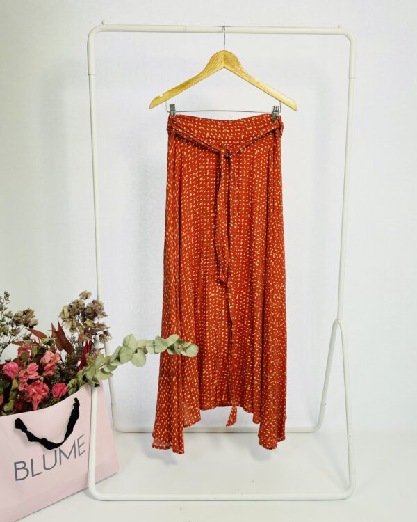 Saia midi transpassada vermelha estampa poá branca e dourada MARIA FILÓ - M - VENDIDO SISTEMA OTO