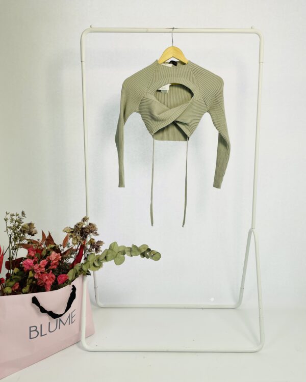 Blusa cropped tricot mangas longas cinza com recorte no decote LITT - P