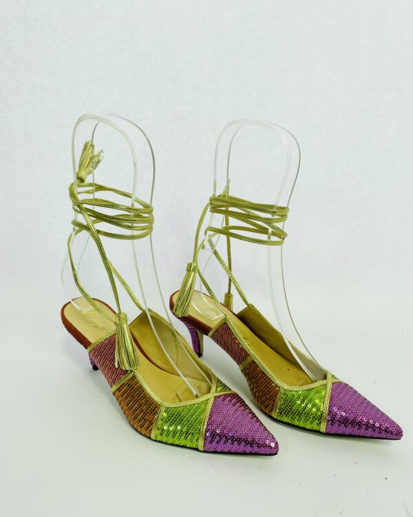 Scarpin paetes coloridos e tiras para amarração dourado LUIZA BARCELOS - 39