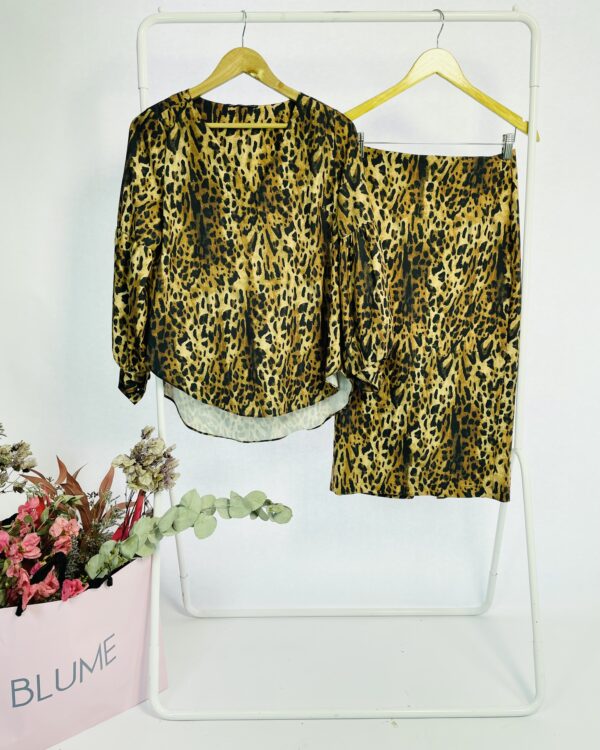 Conjunto saia midi e camisa marrom com estampa onça CORTELLE - P
