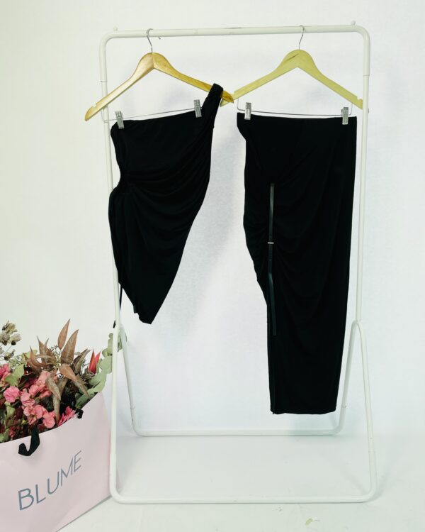 Conjunto blusa um ombro só e saia midi preta com drapeado nas laterais OPEN - M - VENDIDO SISTEMA OTO