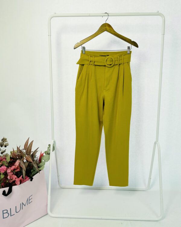 Calça mostarda cintura alta com cinto e pregas na frente ZARA - P - VENDIDO SISTEMA OTO