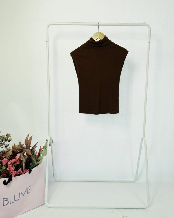 Blusa malha canelada marrom gola alta e sem mangas OPEN - PP - VENDIDO SISTEMA OTO