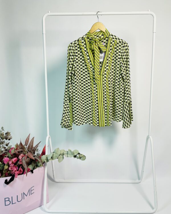 Bata seda branca com estampa amarela e preta e babados ANIMALE - 38 - VENDIDO SISTEMA OTO