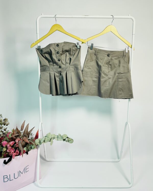 Conjunto cinza saia e cropped sem alças botões pretos ESMERAL - P *nunca usado*