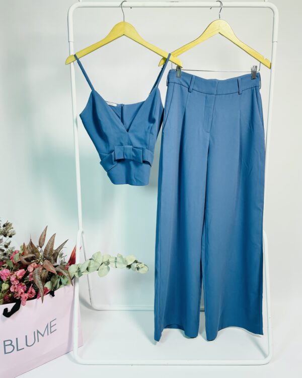 Conjutno azul calça e blusa cropped com laço ESMERAL - P *nunca usado* - VENDIDO SISTEMA OTO