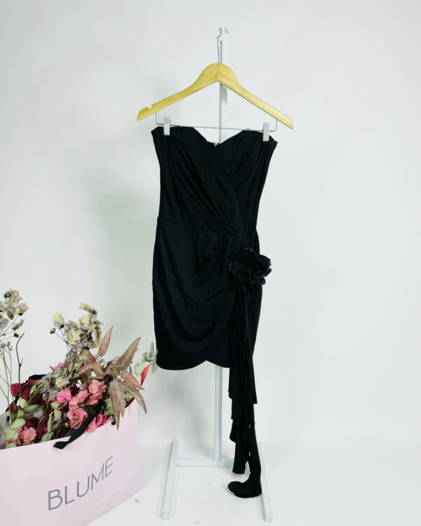 Vestido curto preto sem alça com drapeado e flor na frente LE BLOG - 42 - VENDIDO SISTEMA OTO