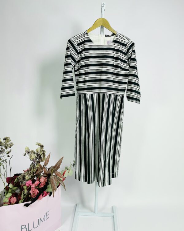 Vestido midi preto e branoc listrado com manga MARIA MANUELA - M