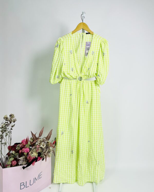 Vestido longo quadriculado verde e branco com bordados flores azuis e recorte cintura CARLOTA COSTA - P - VENDIDO SISTEMA OTO