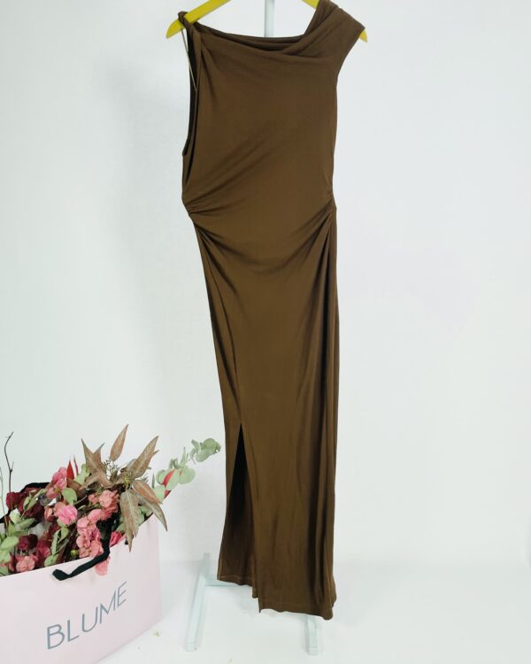 Vestido longo marrom drapeado nas laterais e fenda na frente OPEN - PP - VENDIDO SISTEMA OTO