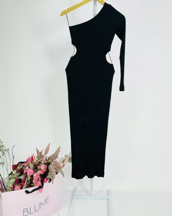 Vestido midi malha canelada preto com recorte na cintura e um ombro só DRESS TO - PP