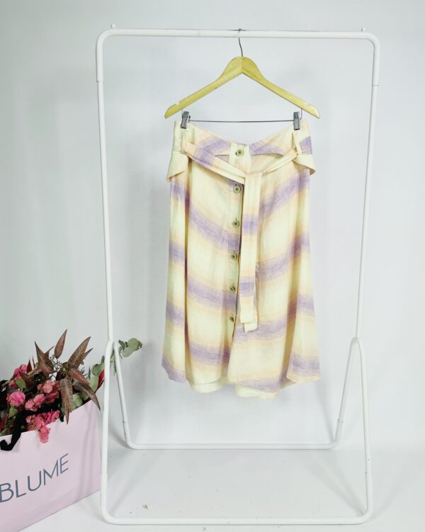 Saia midi linho com listras lilás rosa e bege e botões na frente CRIS BARROS - 40