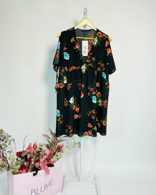 Vestido curto preto com estampa floral decote v ZARA - G