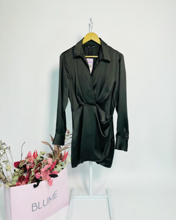 Vestido curto preto acetinado com transpasse ZARA - M - VENDIDO SISTEMA OTO