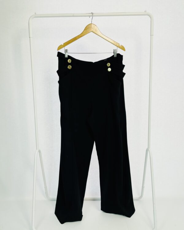 Calça alfaiataria preta com botões dourados nas laterais HECKEL VERRI - 46 - VENDIDO SISTEMA OTO