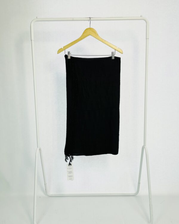 Lenço preto com franjas