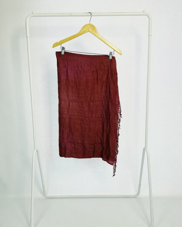 Lenço bordô com franjas