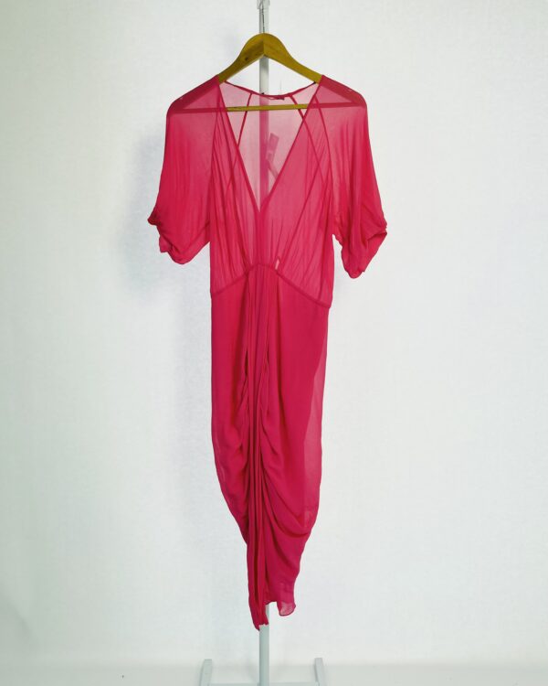 Vestido midi rosa com transparência na parte de cima e drapeado na frente CORPOREUM - P