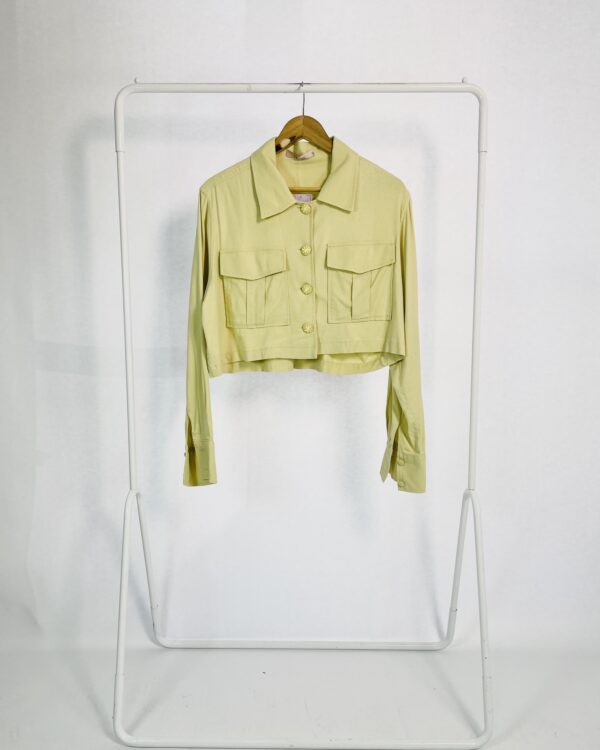 Camisa curta linho bege com bolsos na frente e botões bordados de flores TIG - G - VENDIDO SISTEMA OTO