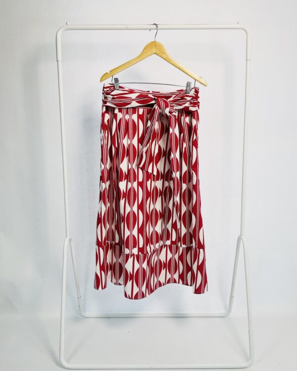 Saia midi algodão vermelha e branca estampa geométrica amarração na frente MARIA FILÓ - G - VENDIDO SIST OTO