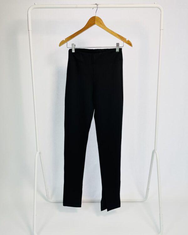 Calça legging preta abertura na barra TOO BASIC - M *nunca usada*