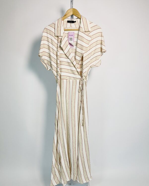 Vestido midi off white com listras bege laranja e preto com transpasse LUCIDEZ - G