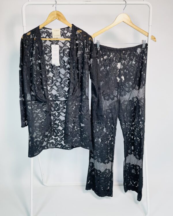 Conjunto preto rendado calça e camisa ALLMOST VINTAGE - PP - VENDIDO SISTEMA OTO