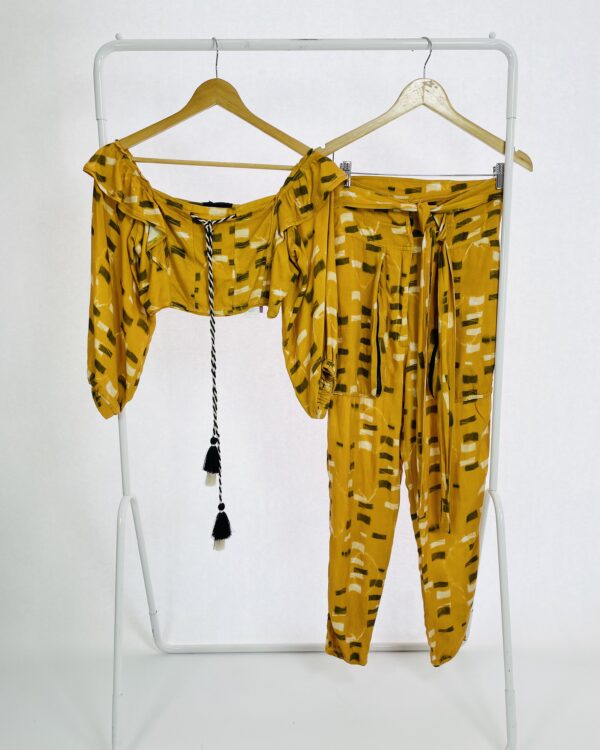 Conjunto cropped e calça mostarda estampa geométrica OPEN - P