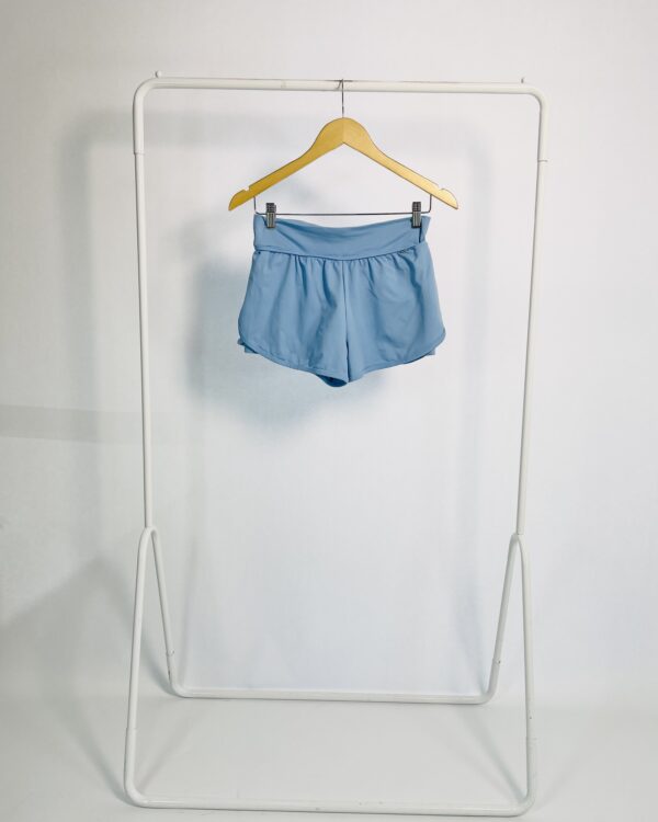 Short azul claro malha com sobreposição - P