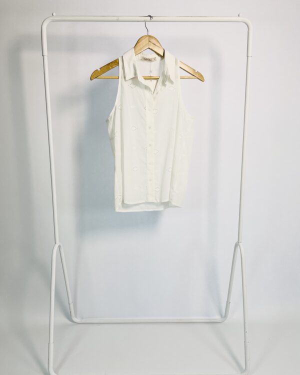 Regata branca com laise INFINI - P *nunca usado* - VENDIDO SISTEMA OTO