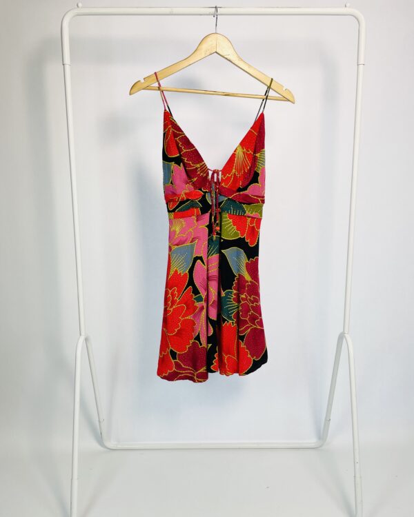 Vestido curto vermelho estampado alças finas e amarração no decote FARM - M - VENDIDO SISTEMA OTO