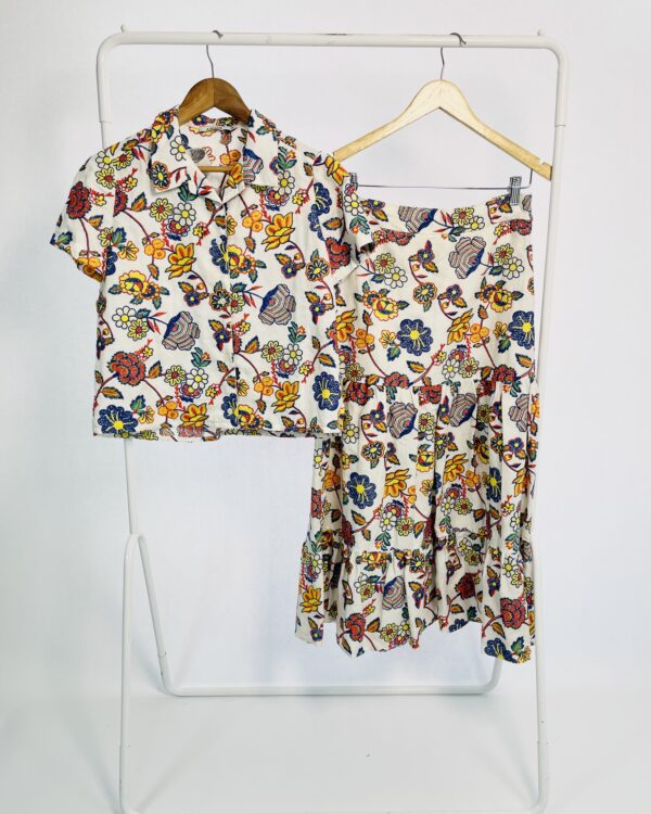 Conjunto branco saia e camisa com bordados coloridos ABRAND - 38 - VENDIDO SISTEMA OTO